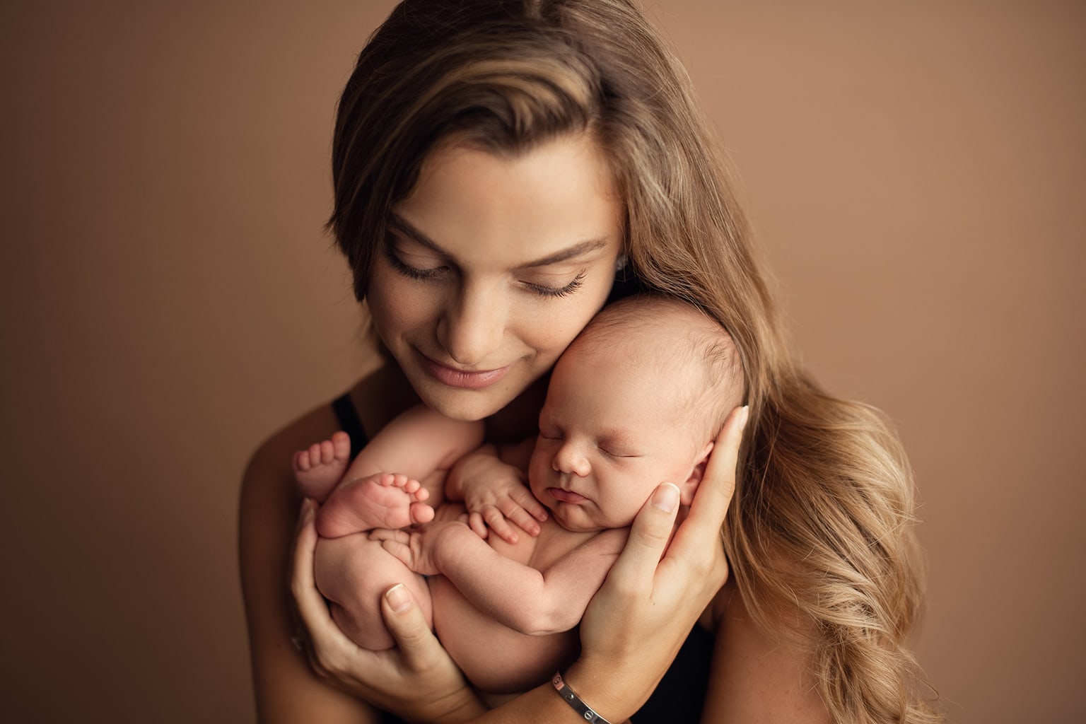 Madre con recién nacido fotografiados por Alexandra Behr