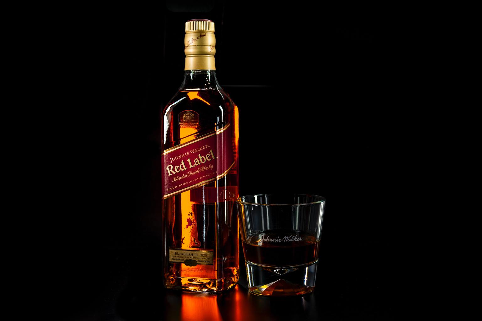 MEGA-GUÍA PARA FOTOGRAFÍA DE PRODUCTOS ECOMMERCE 5 Producto fondo negro botella