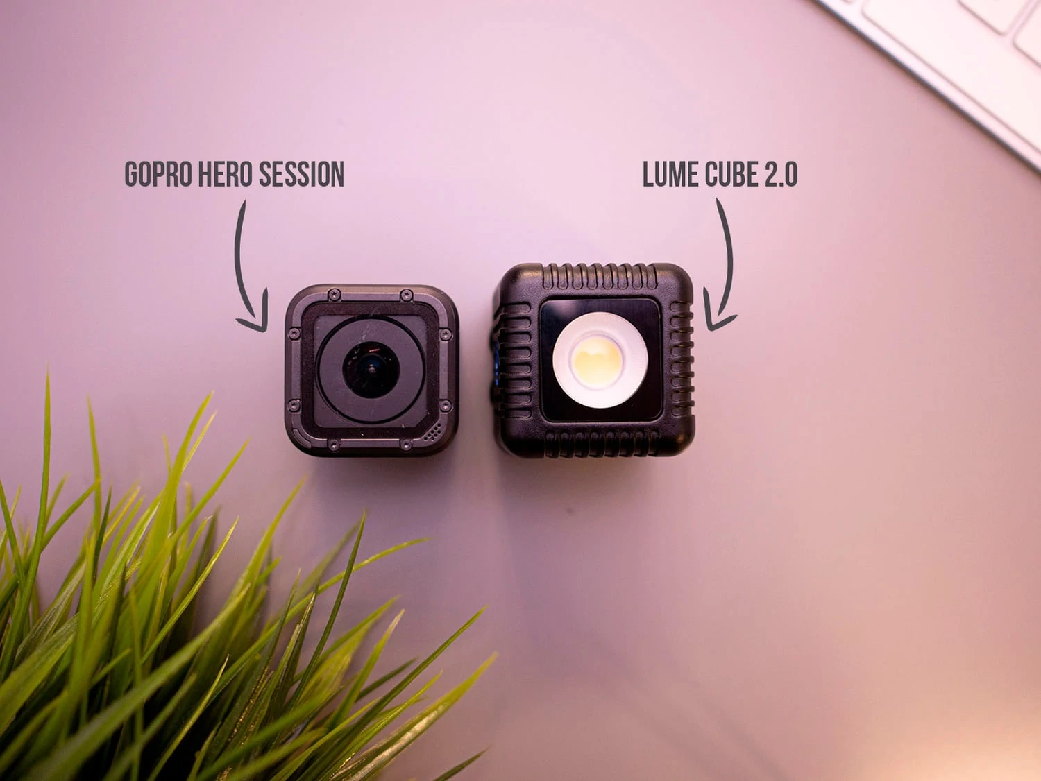 Lume Cube 2.0 al lado de una GoPro Hero Session 5