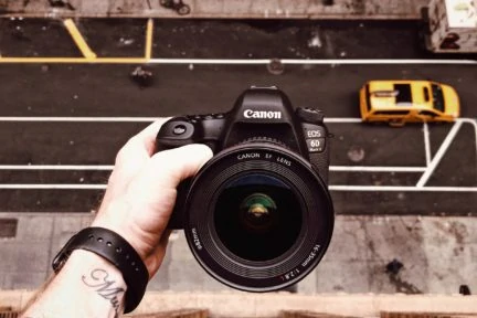 cámara canon en mano