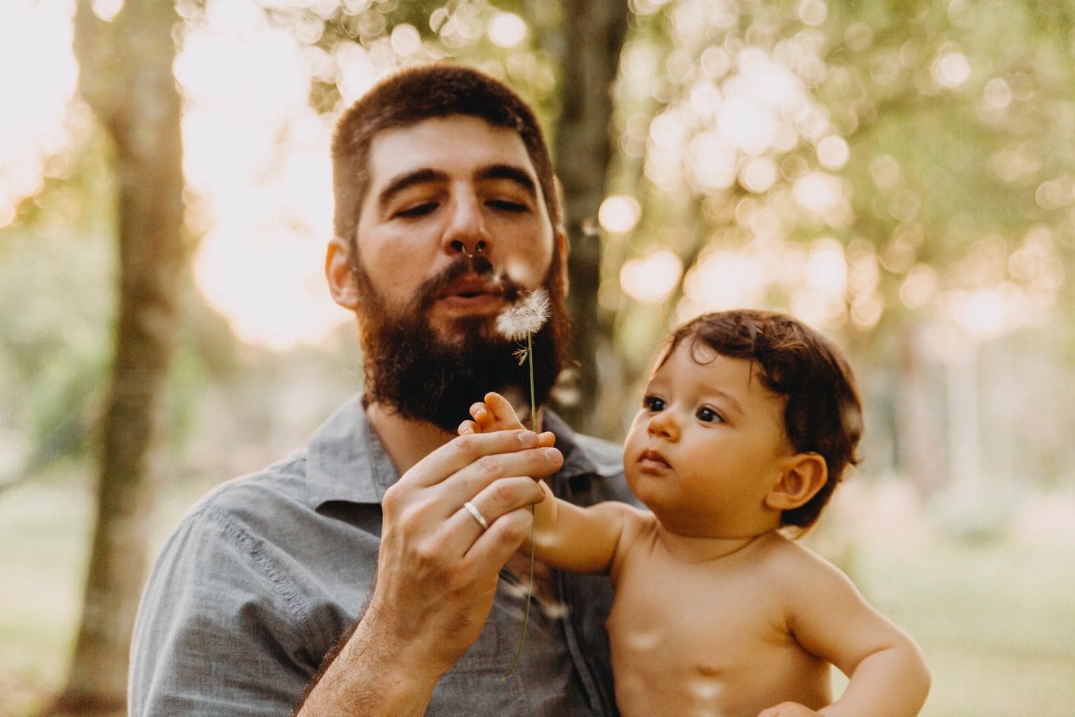 Foto de padre y bebé que desprende ternura