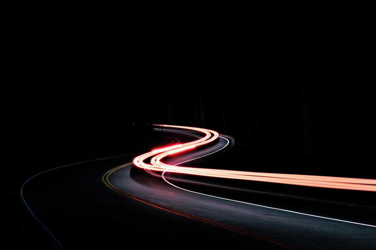 Fotografía abstracta utilizando estelas de automóviles