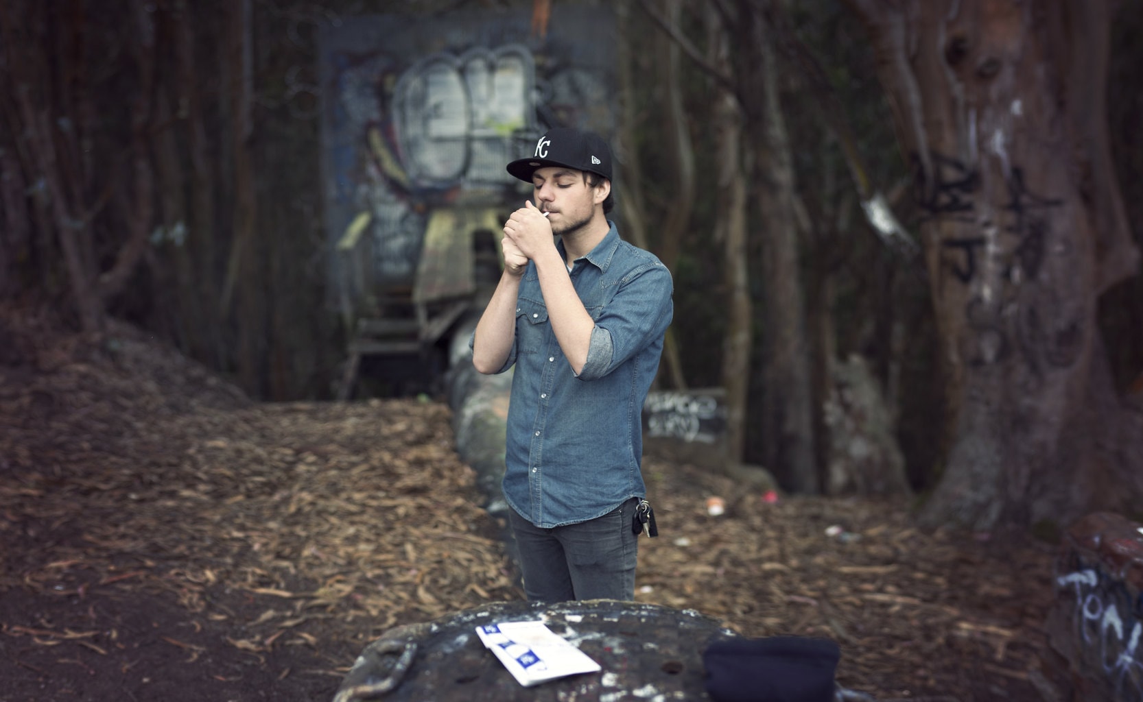 Joven fumando en el bosque fotografiado con el método Brenizer