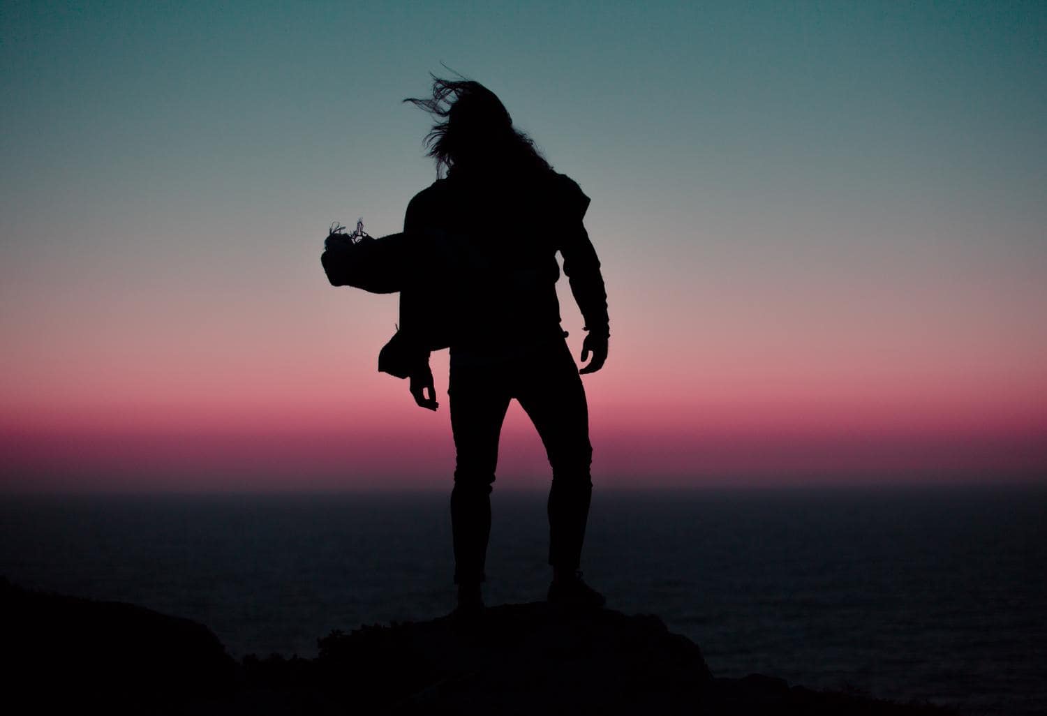 Silueta al atardecer con viento para convocatoria Fotoreto91