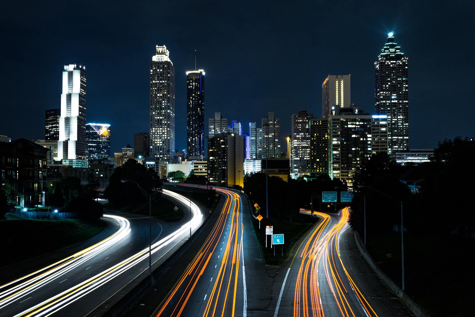 Skyline con estelas de automóviles