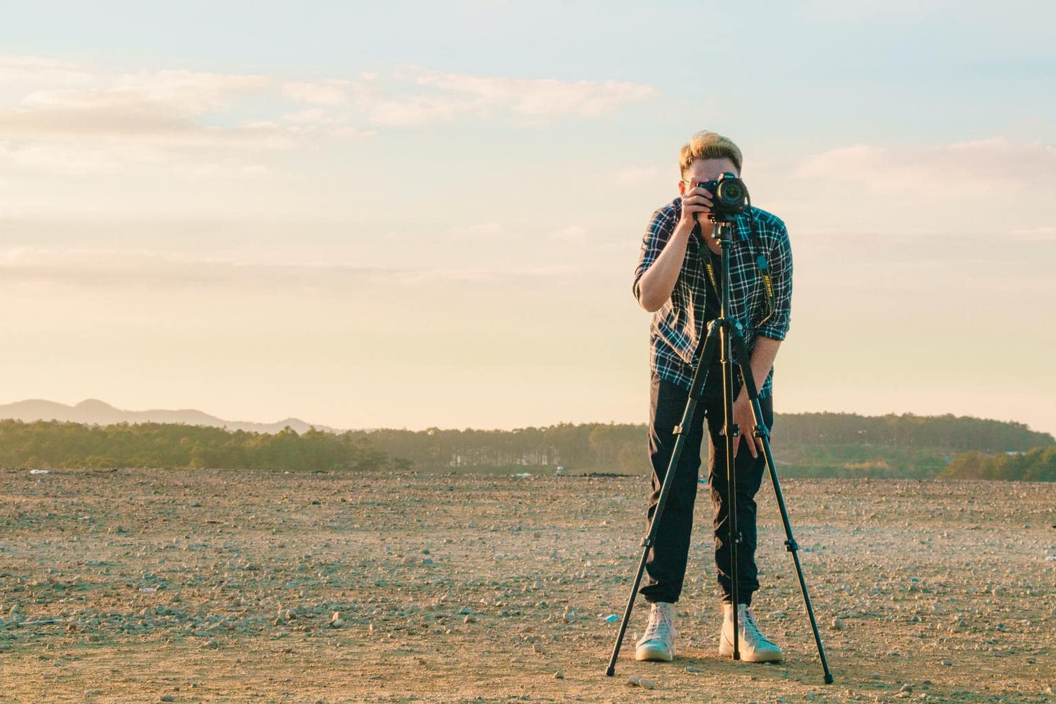 Fotógrafo con cámara en el trípode