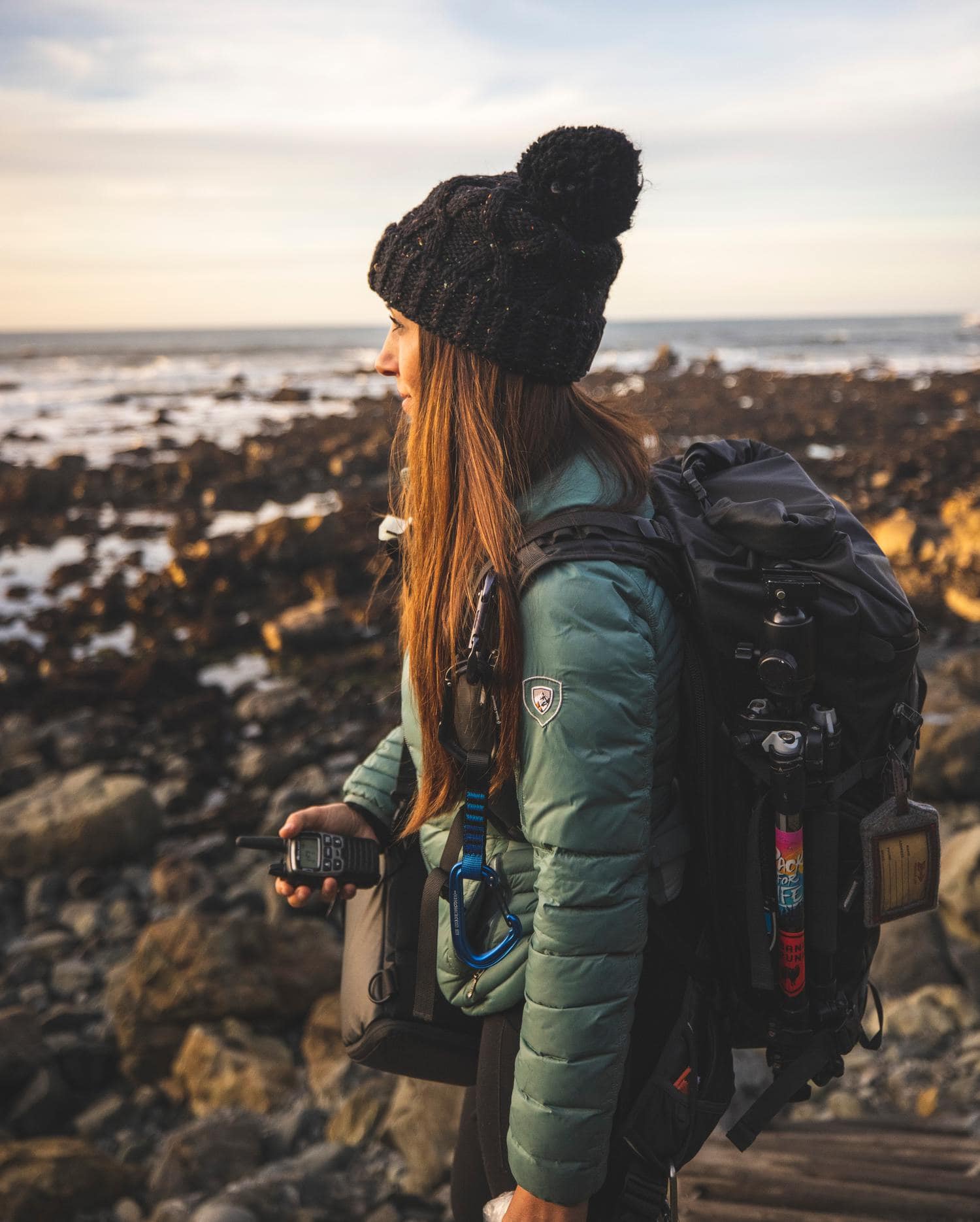 fotógrafa con mochila