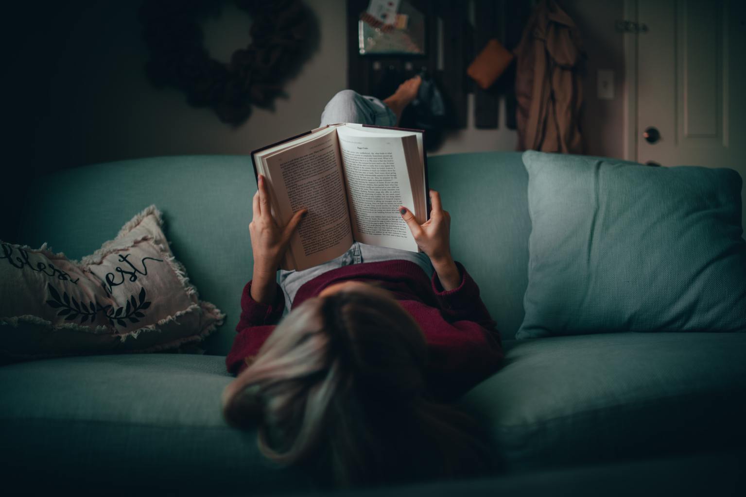 Leer en el sofá para el fotoreto98