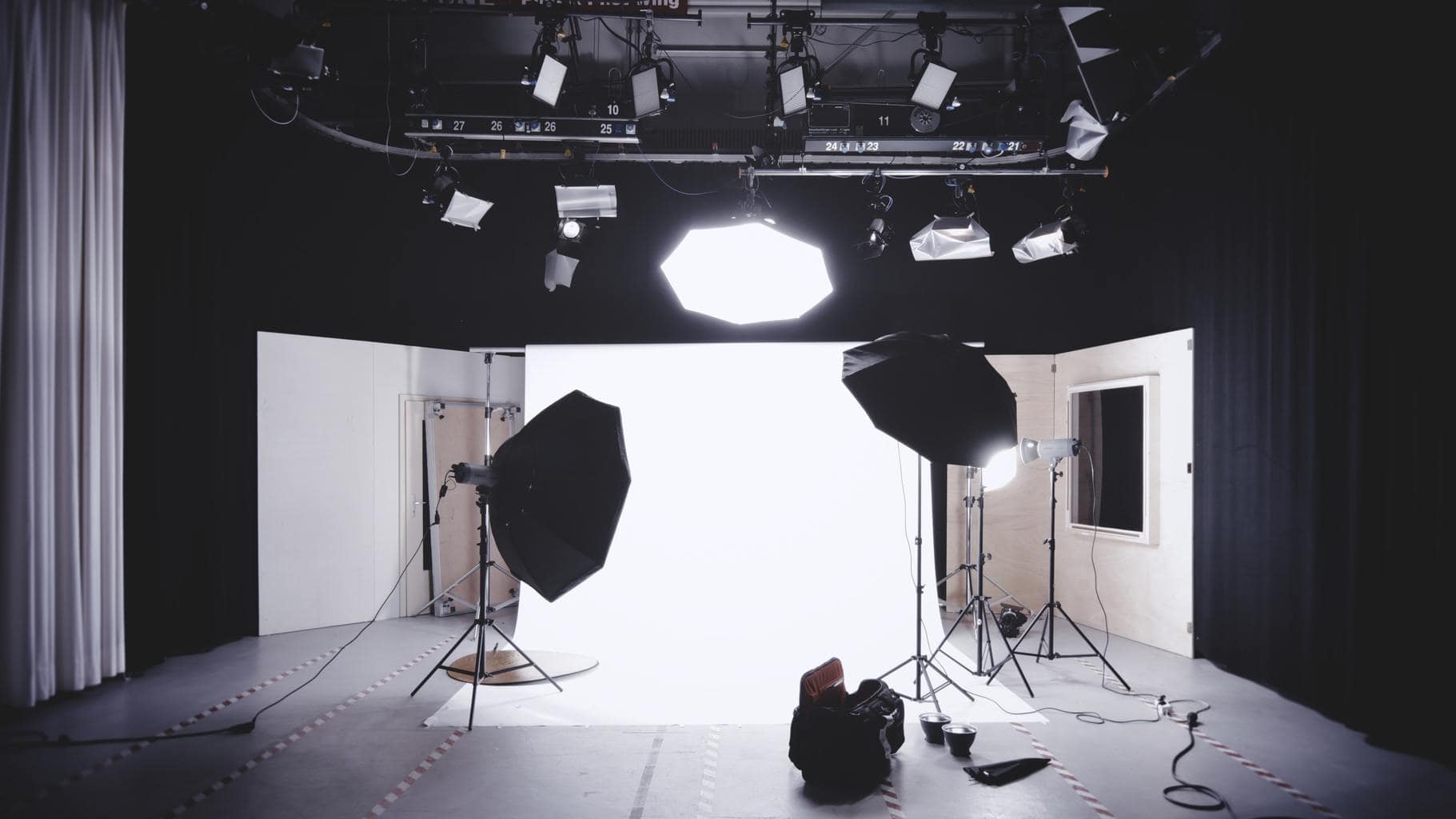 Estudio fotográfico con luces continuas y fondo infinito