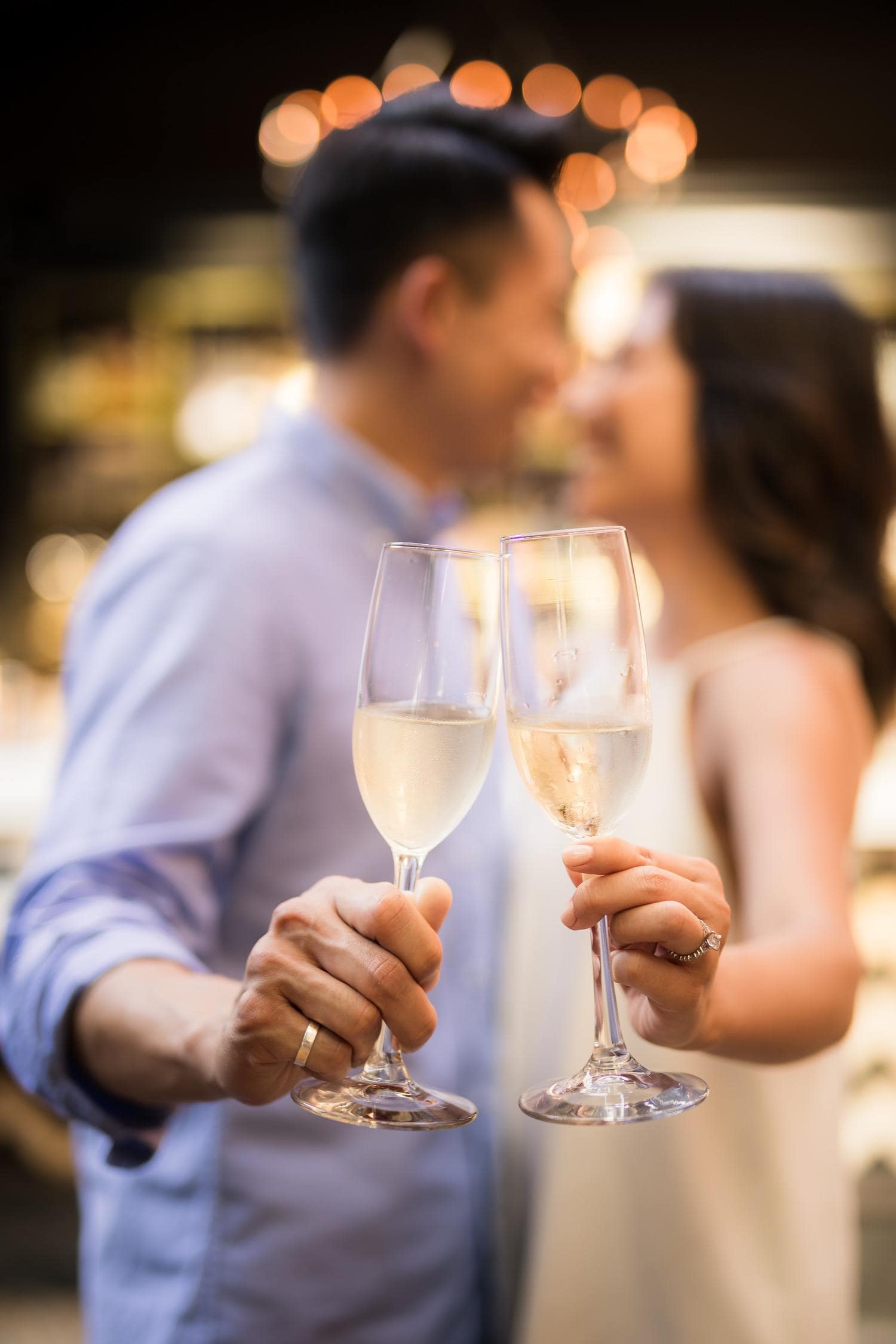 Pareja brindando en celebración captados con un objetivo 50mm