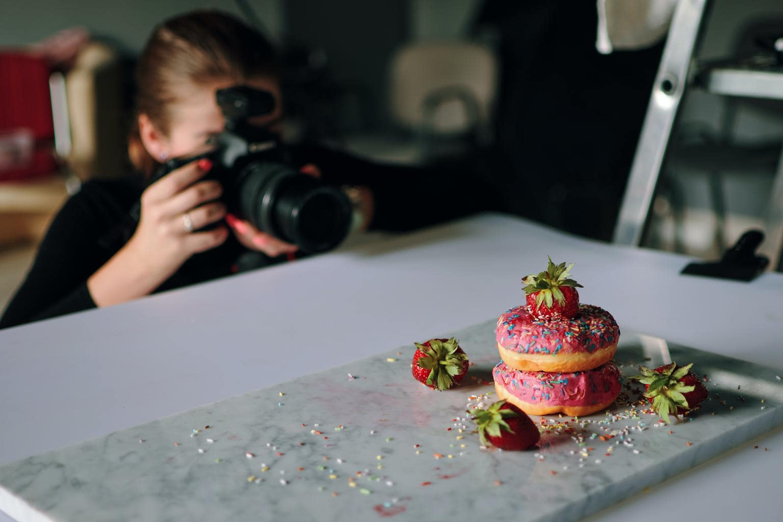 Fotógrafa haciendo fotografía gastronómica