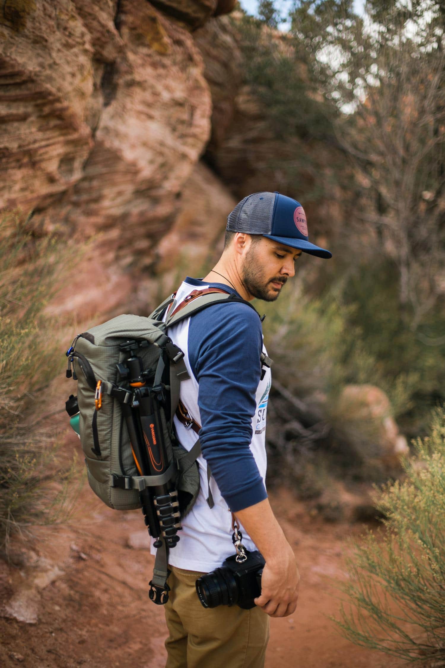 Fotógrafo con mochila a la espalda