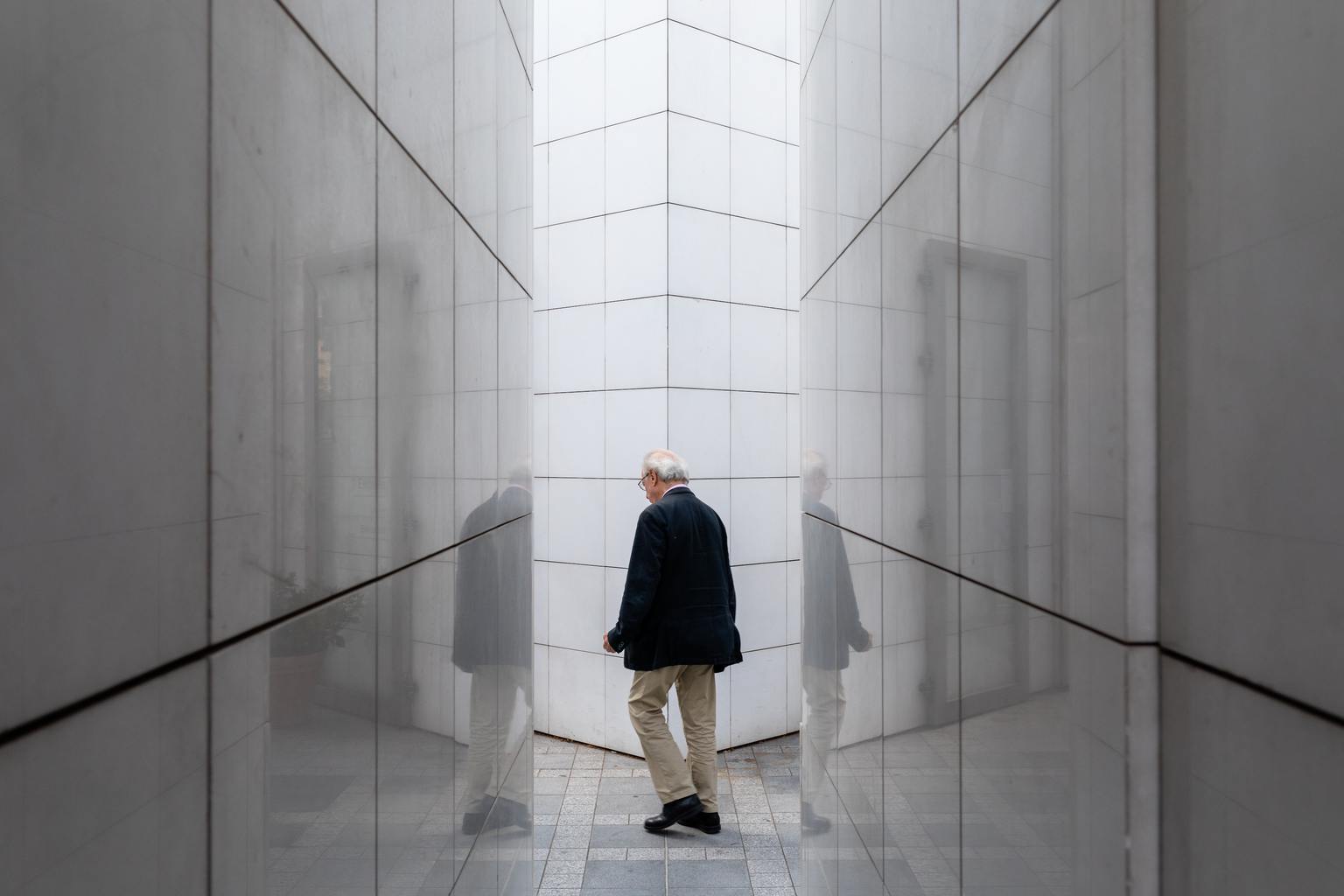 Hombre rodeado de geometrías