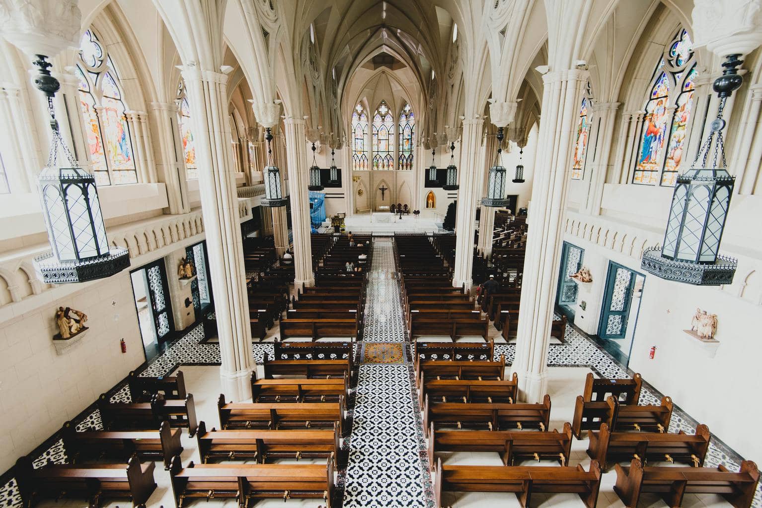 Interior de iglesia fotografiado con objetivo de 16mm
