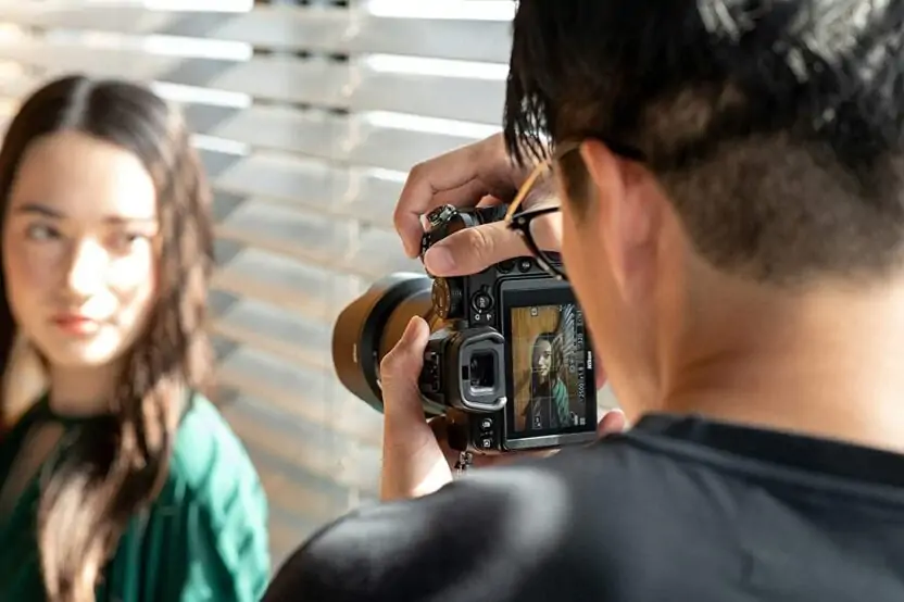 Fotógrafo haciendo retrato con Nikon Z5