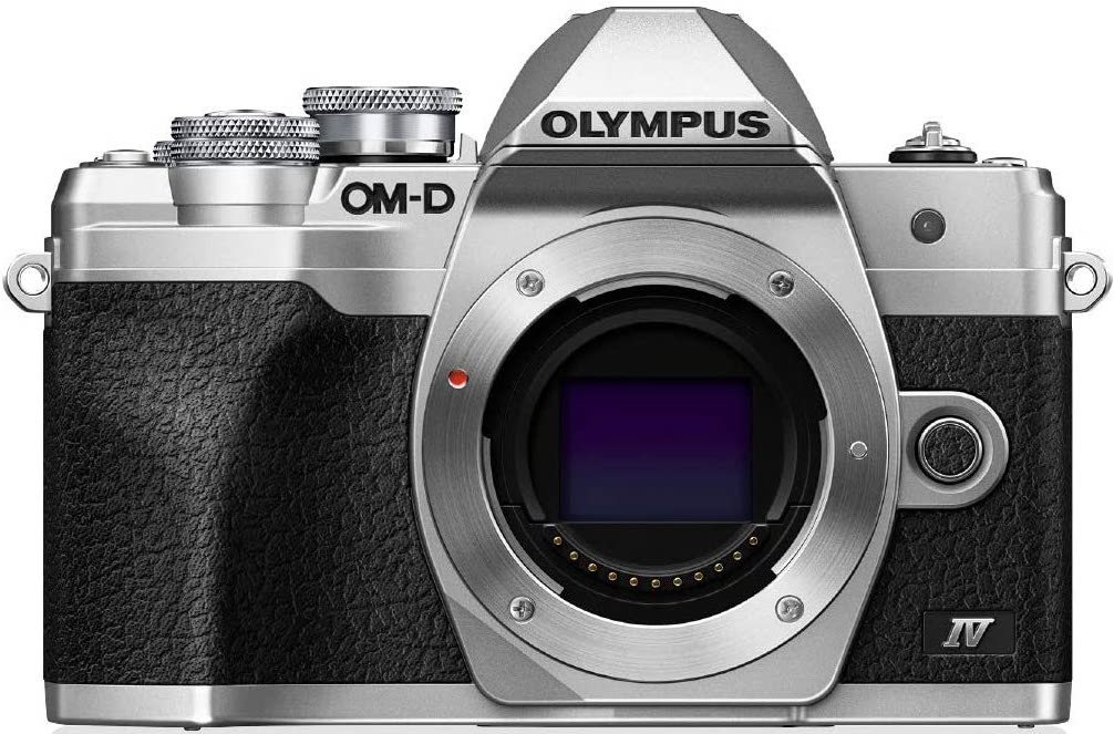 Vista frontal sin objetivo de la Olympus OM-D E-M10 IV