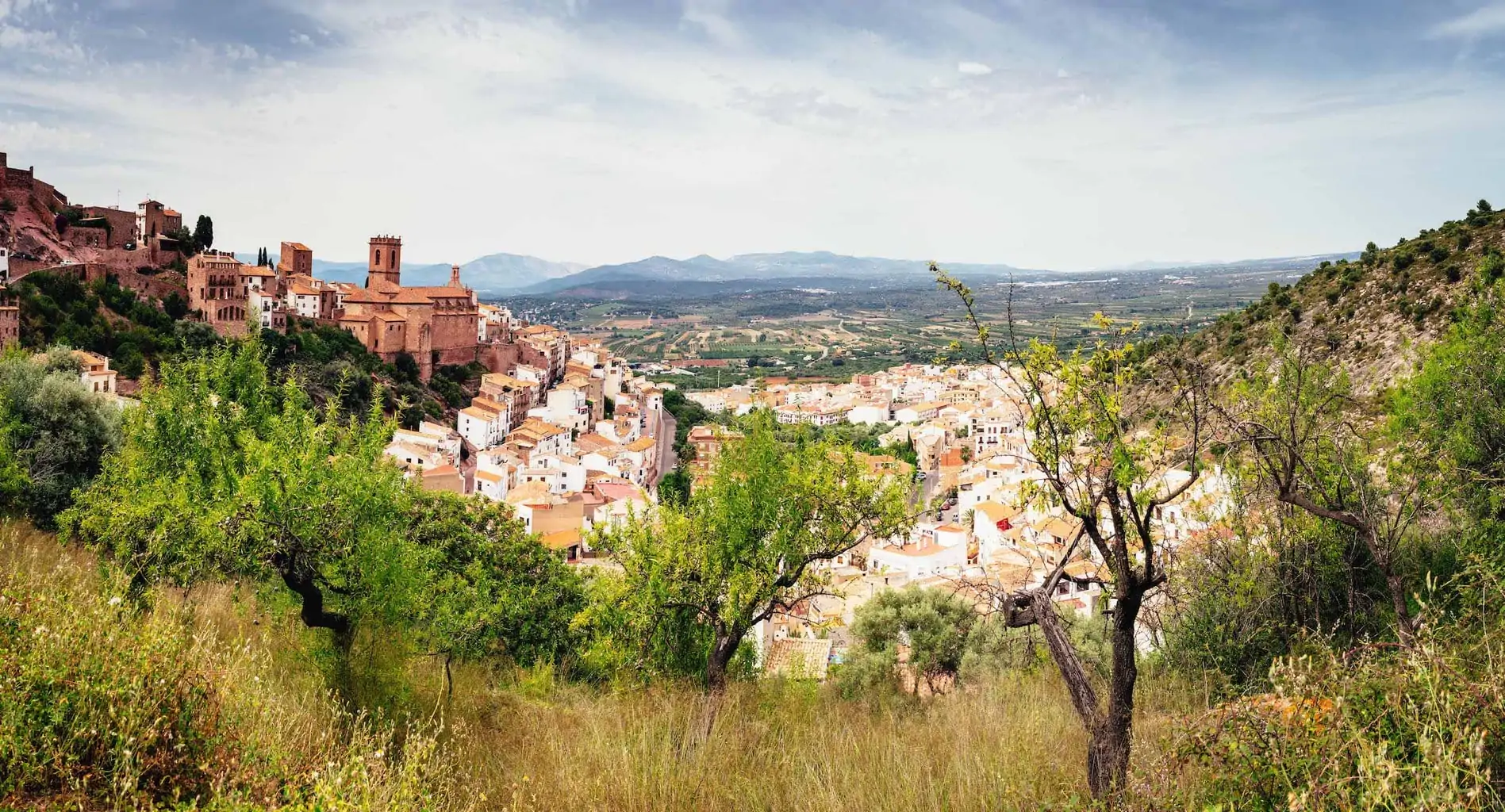 Vista panorámica de pueblo con castillo montada y editada en Lightroom