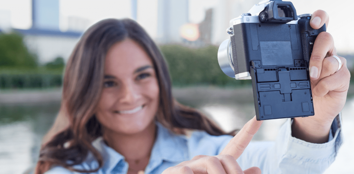 Chica haciéndose selfie con pantalla abatida