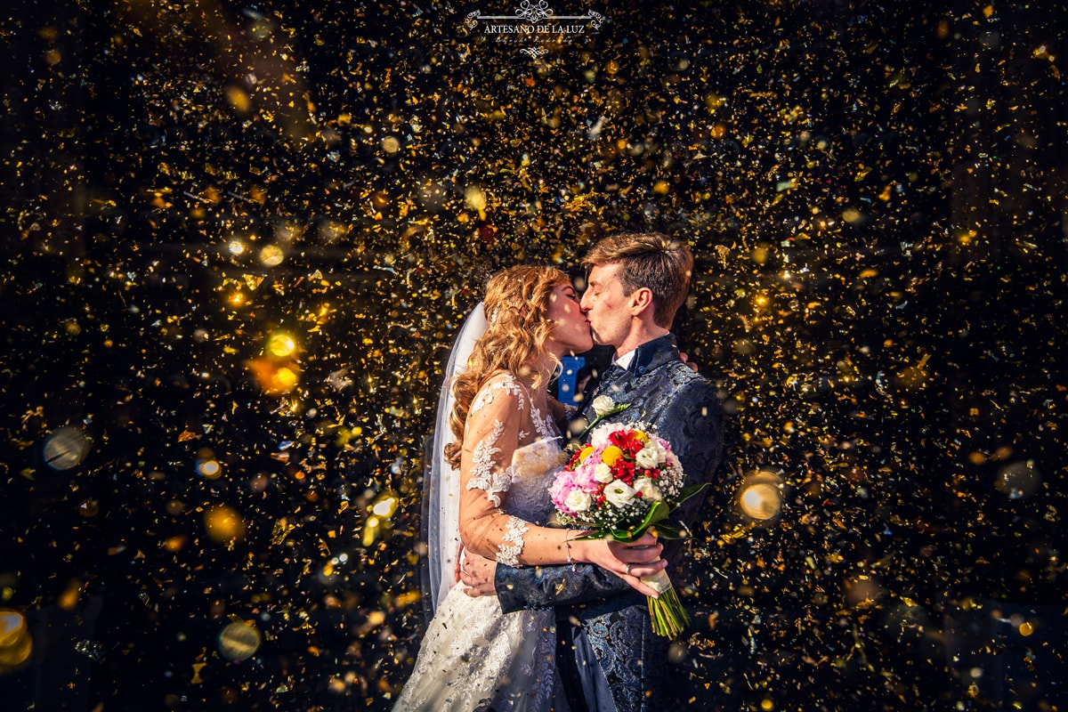 Novios besándose el día de la boda