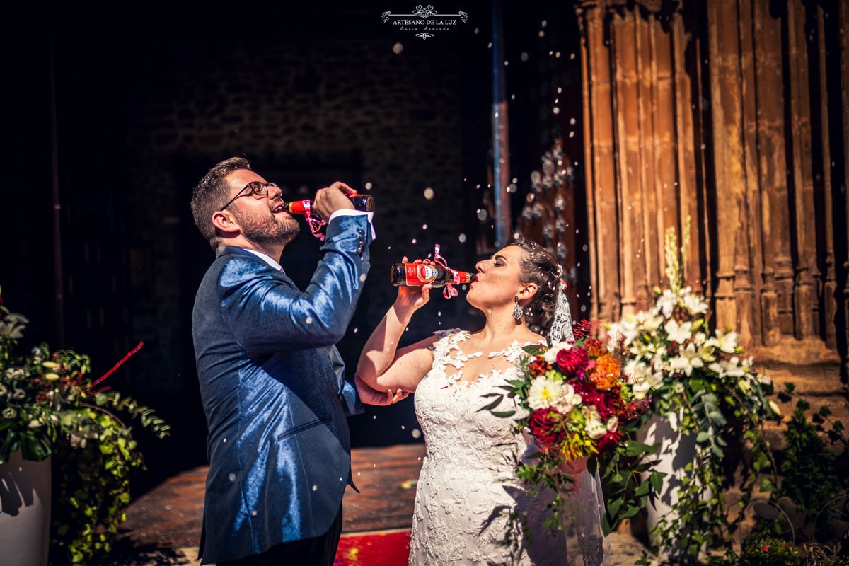 Novios brindando a la salida de la iglesia