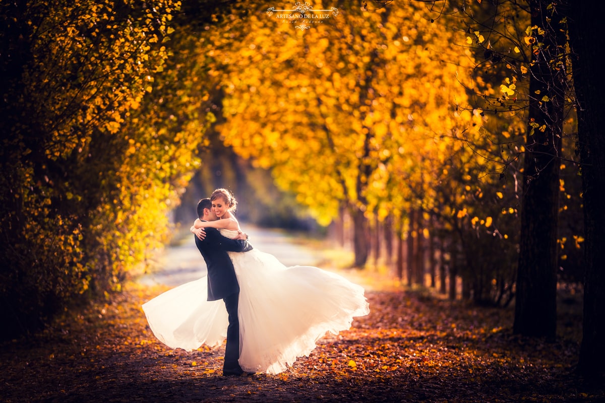 Novio alzando a la novia