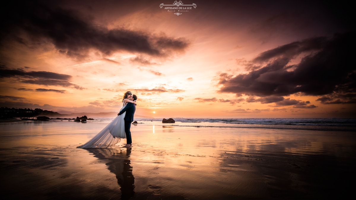 Novios en la playa al atardecer