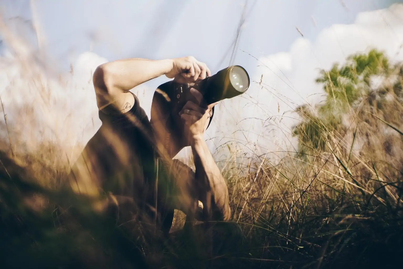 Fotógrafo con cámara fotografiando paisaje