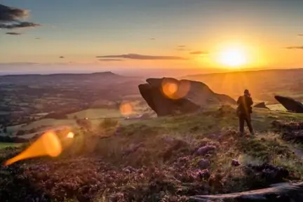 Hombre fotografiando el atardecer de unas vistas panorámicas