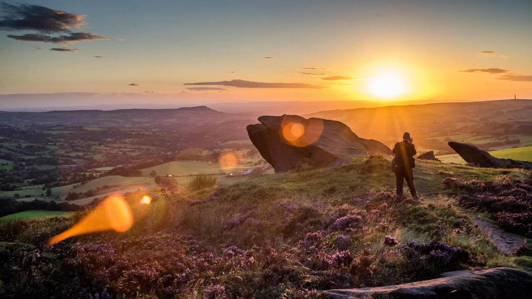 Hombre fotografiando el atardecer de unas vistas panorámicas