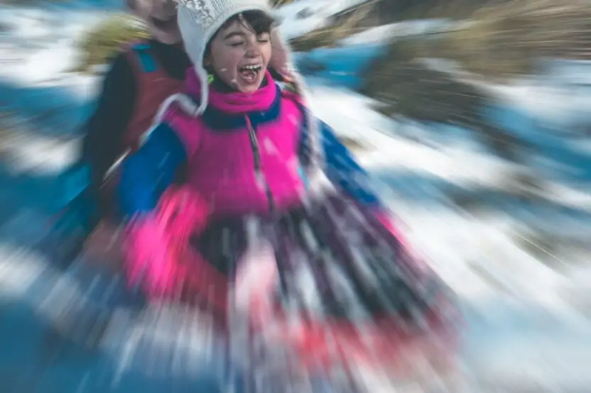 Niña en trineo con efecto zooming en Photoshop