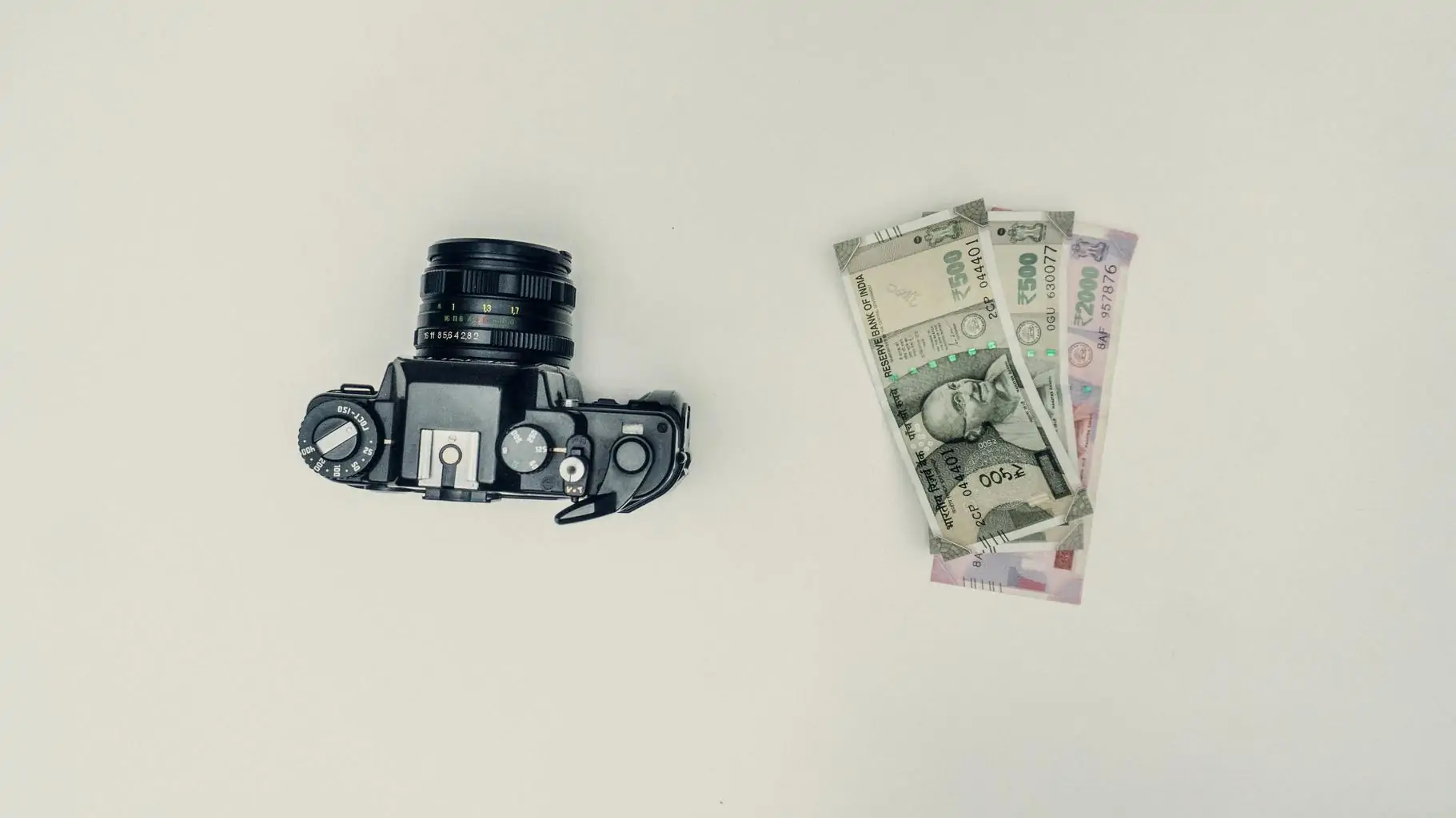 cámara y billetes