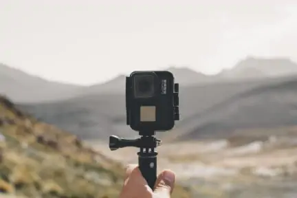 GoPro con paisaje de fondo en accesorio para mano