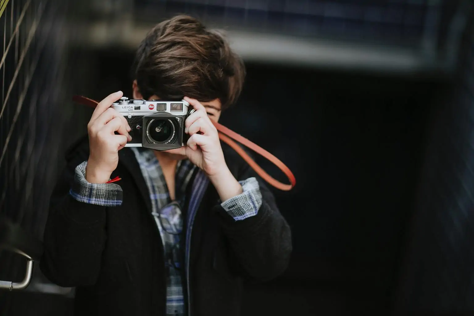 Niño con cámara haciendo fotos