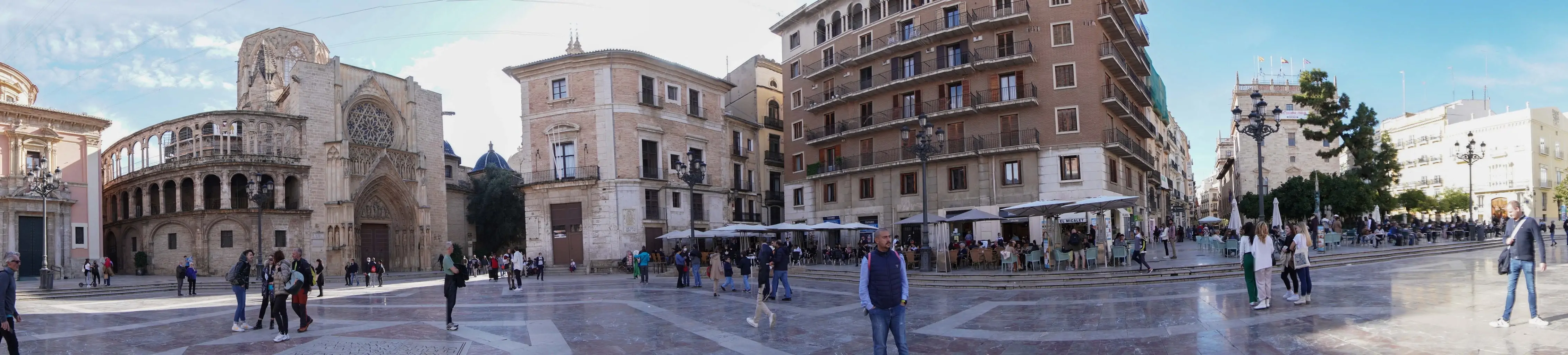 Panoramic of Plaza de Valencia made with Sony ZV-E10