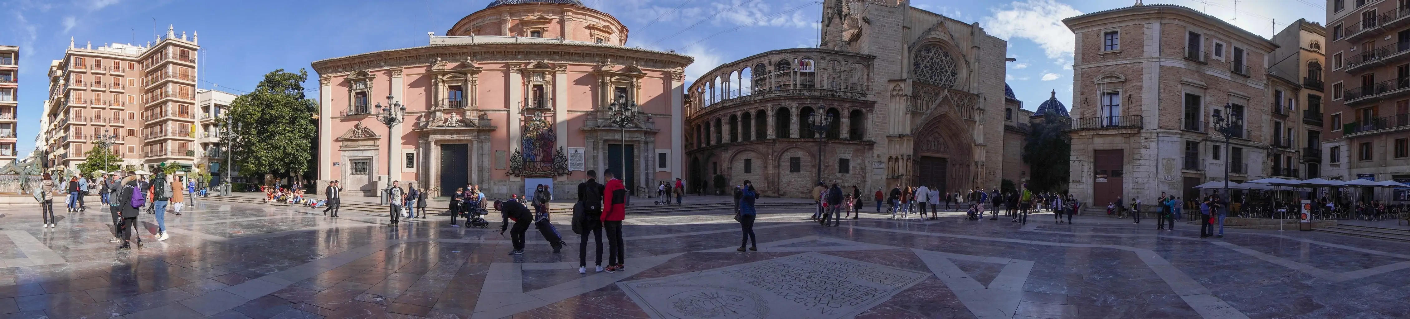 Panoramic of Plaza de Valencia made with Sony ZV-E10