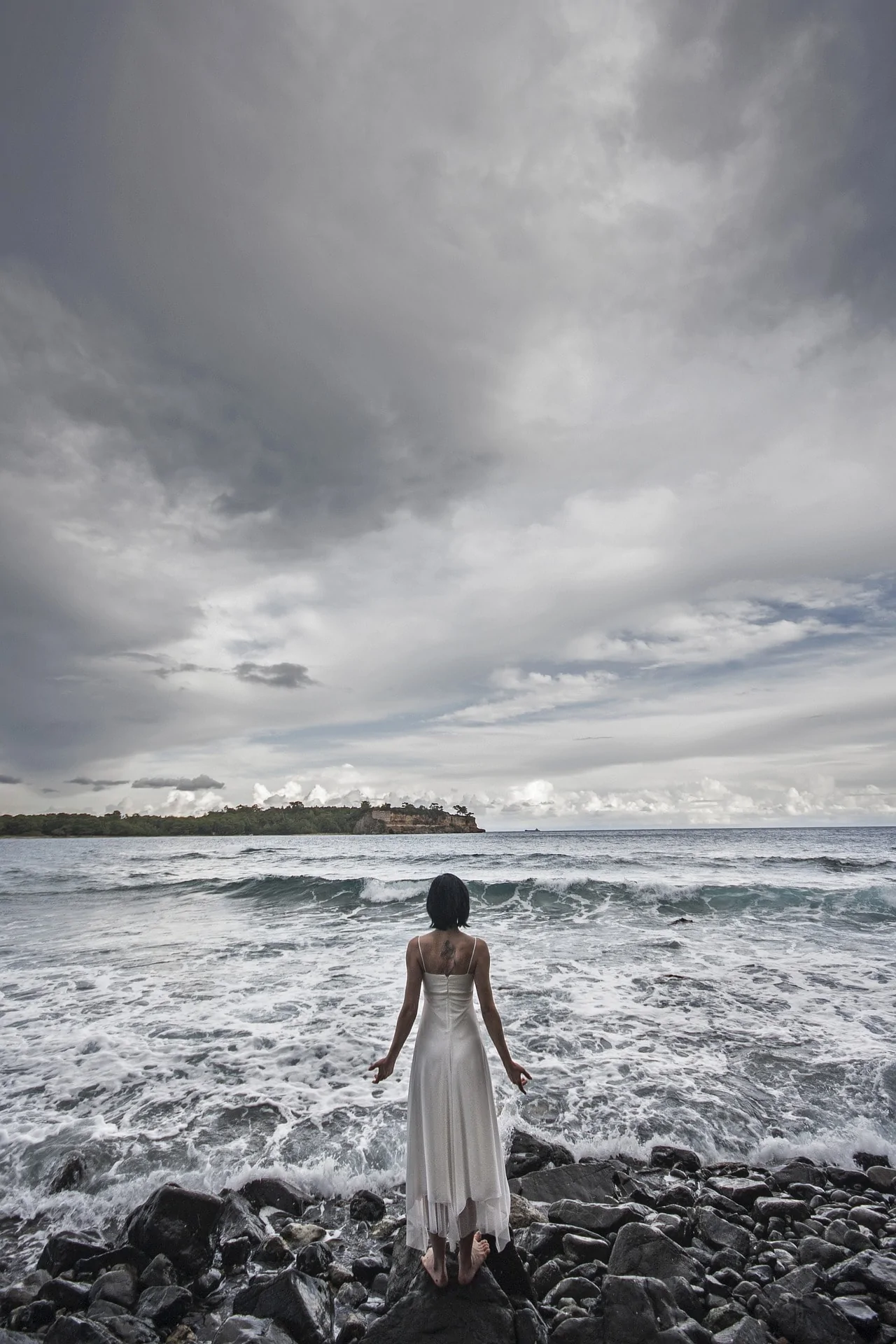 sea aesthetic portrait back woman