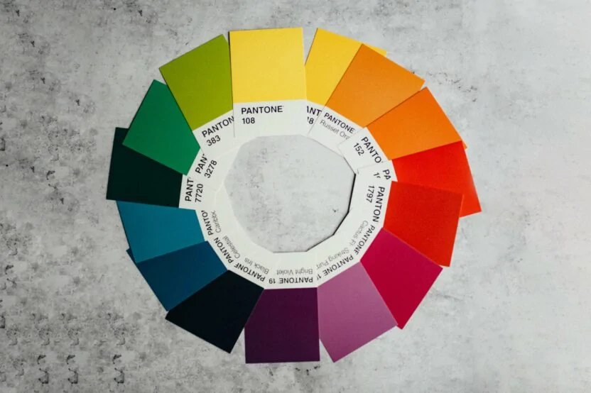 colores pantone formando círculo cromático