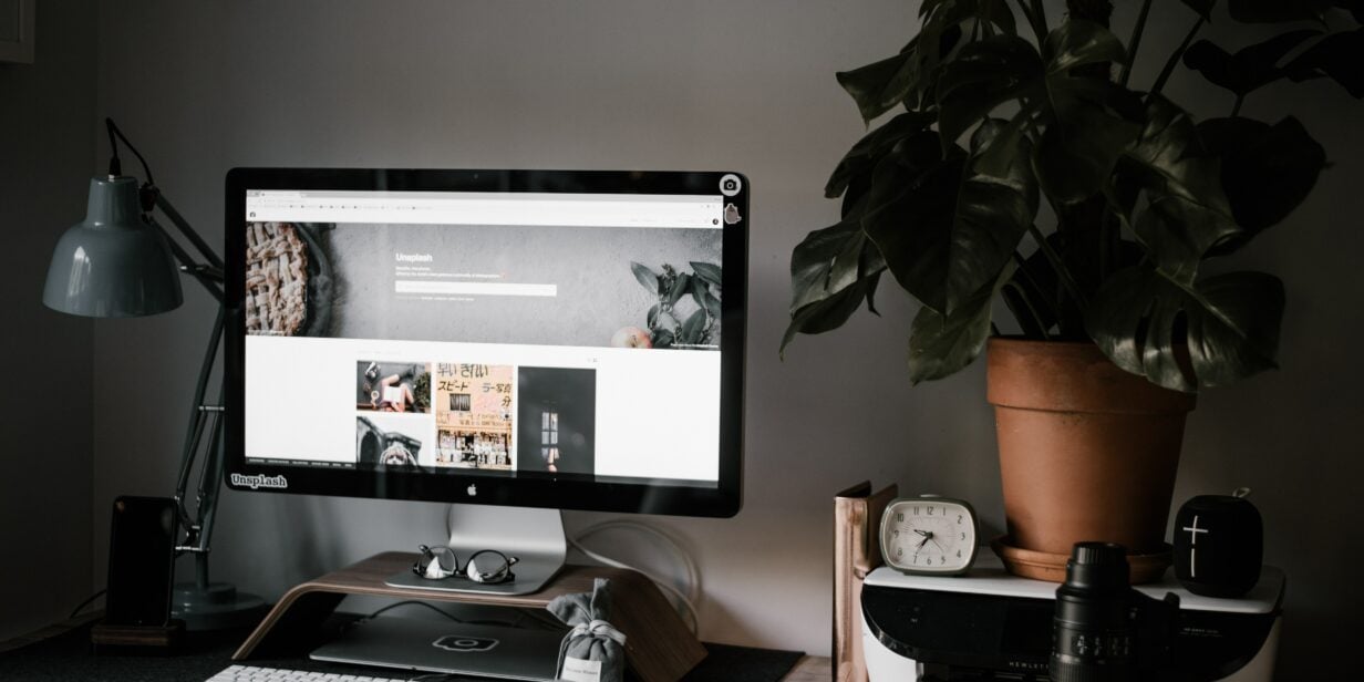 ordenador unsplash buscador