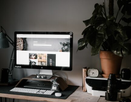 ordenador unsplash buscador