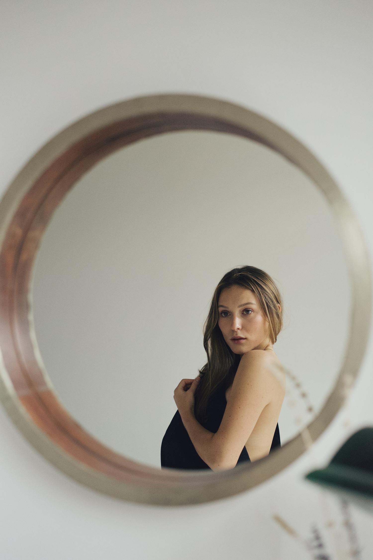 mujer pose espejo