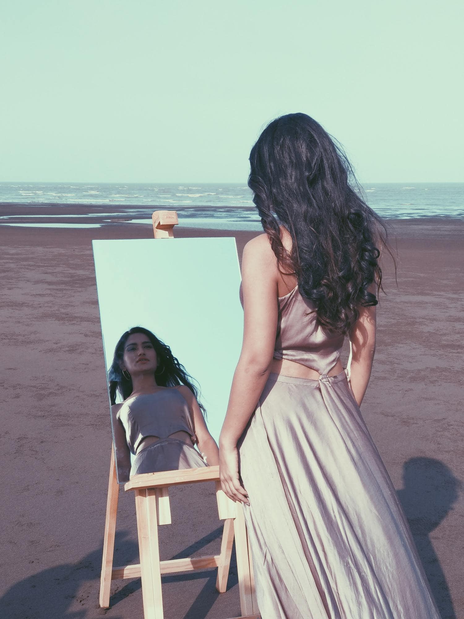 mujer espejo playa
