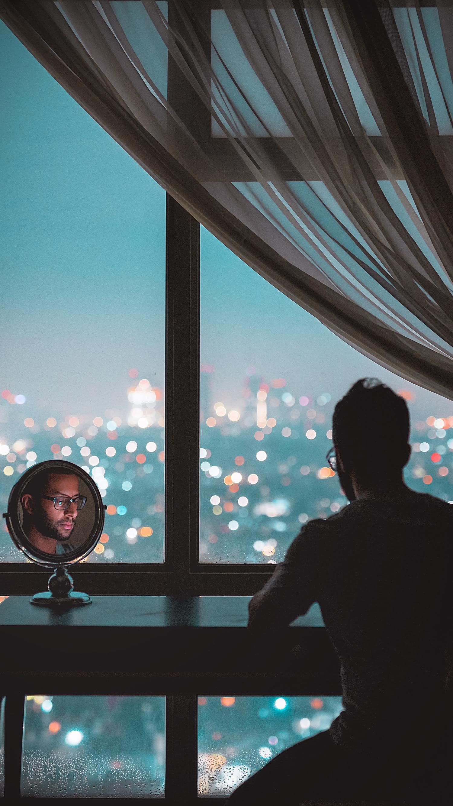 hombre reflejo espejo ciudad