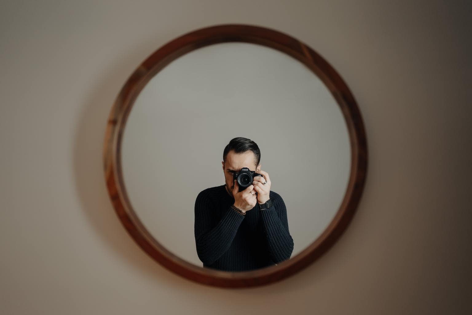 hombre seflie cámara