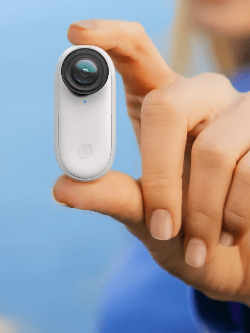 insta 360 go2 entre los dedos