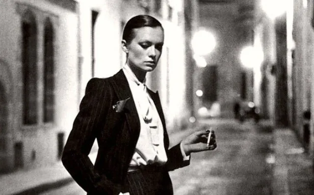 Mujer fumando en blanco y negro