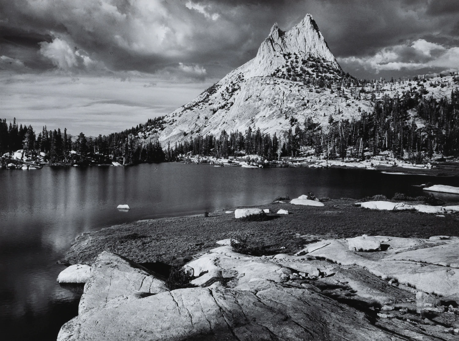 Cathedral peak montañas blanco y negro adams