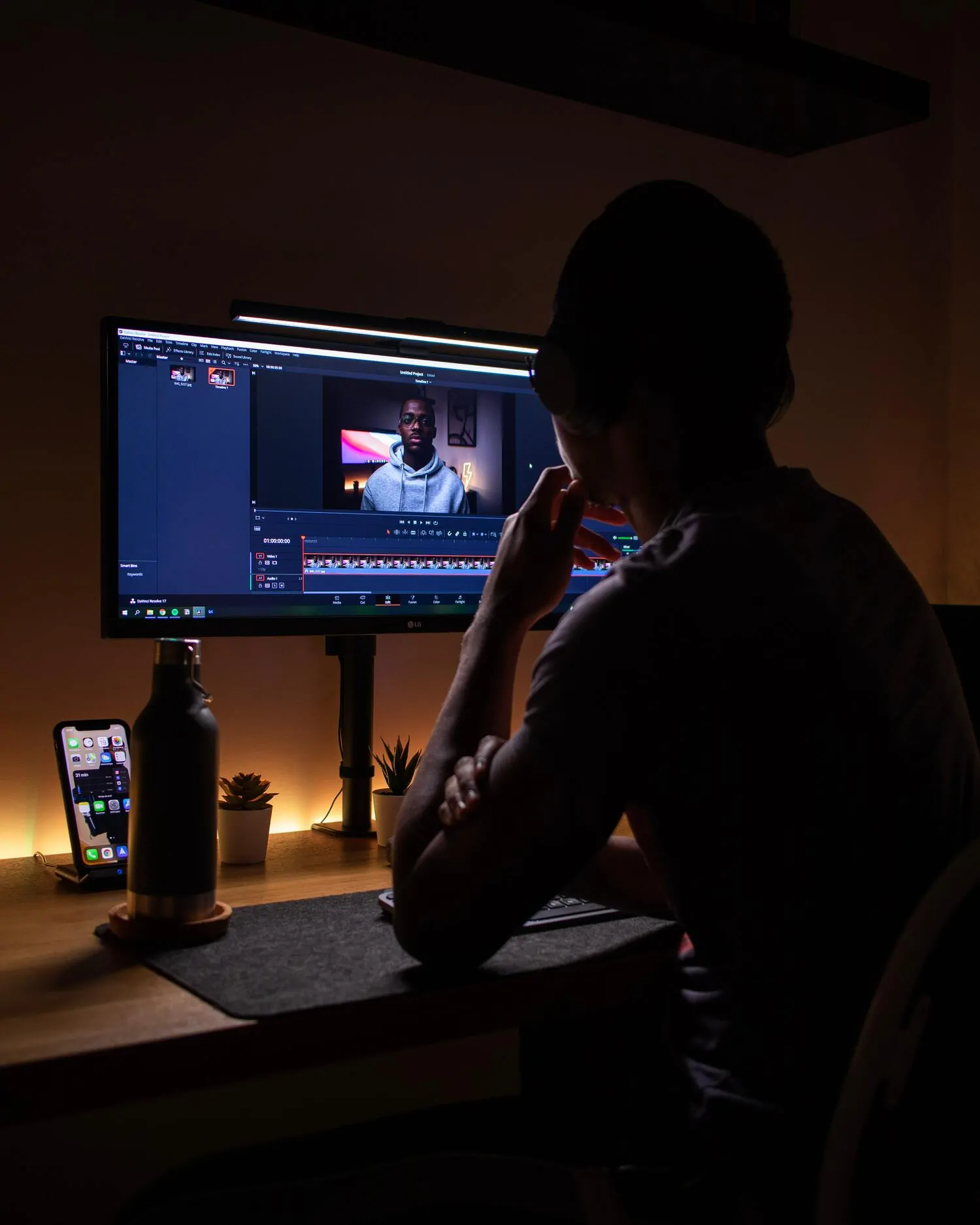 persona editando video