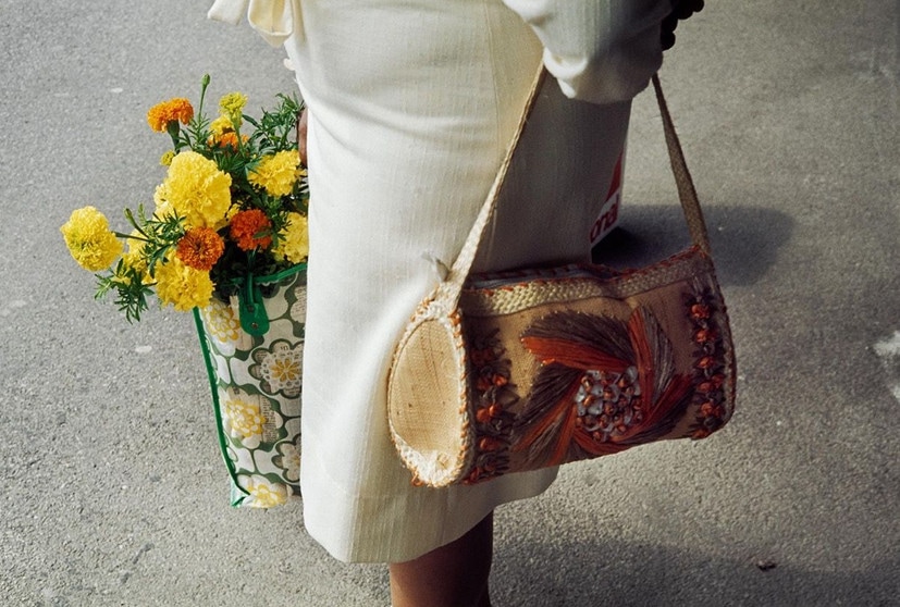 mujer con bolsos de maier