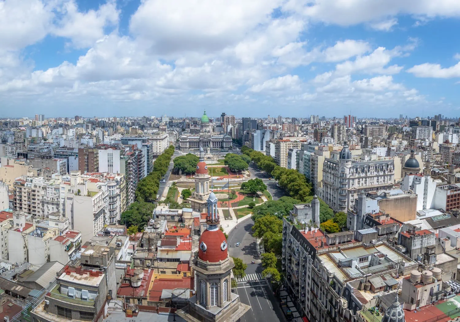 Plaza Fuerza Aérea Argentina con Congreso al fondo