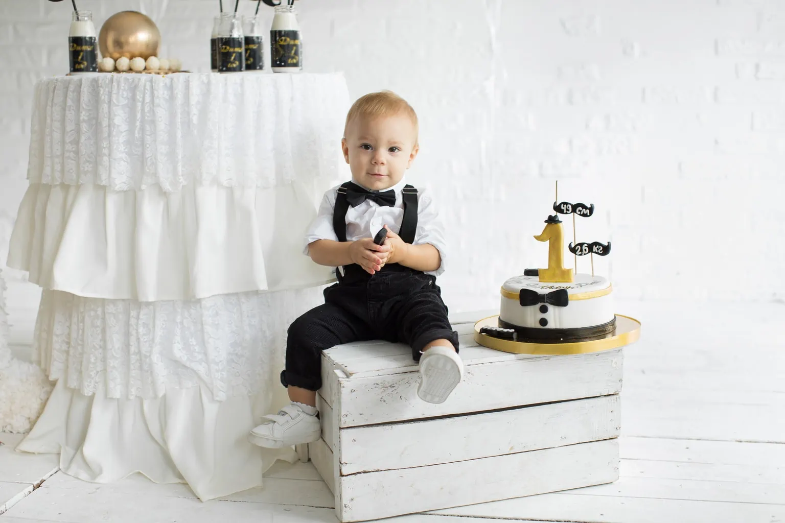 Niño De 1 Año En Un Estudio Fotográfico Con Pastel Y Globos, Cumpleaños De  Un Niño De 1 Año, Bebé Come Pastel Fotos, retratos, imágenes y fotografía  de archivo libres de derecho.